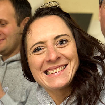 Steuerberater, Prokuristen und Vorstände lächeln in die Kamera. Alle haben einen grauen Hoodie mit dem Logo von Lehleiter + Partner an.