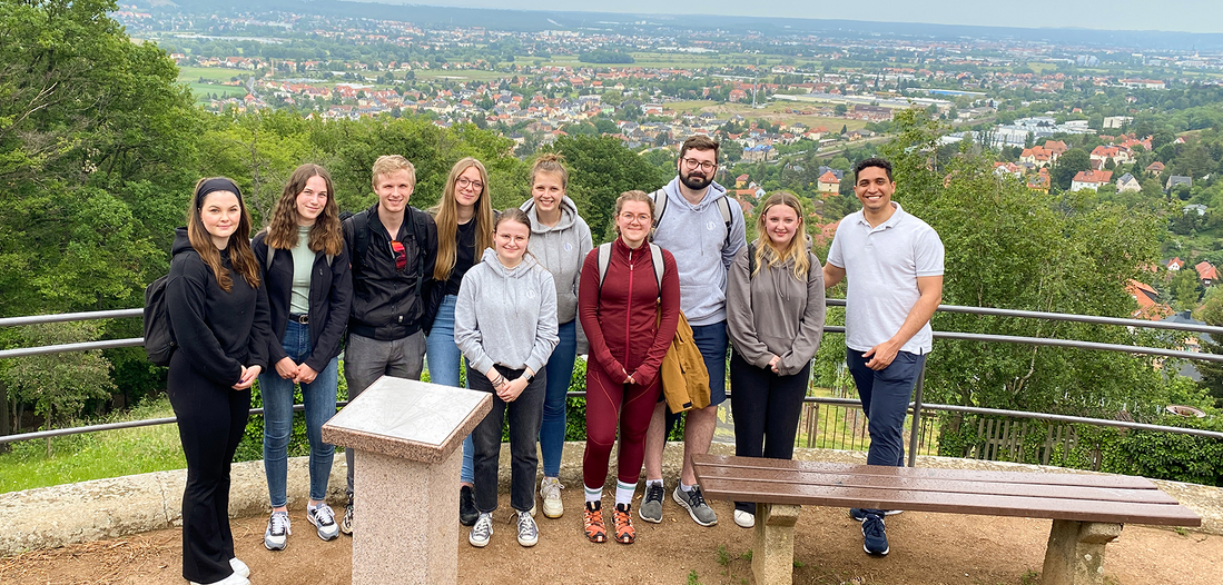 Auszubildende von Lehleiter + Partner bei einer Weinwanderung in Dresden.