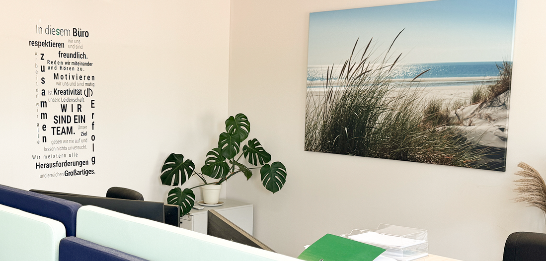 Innenansicht eines Büros von Lehleiter + Partner in Görlitz auf der Emmerichstraße 51 mit Strandbild, Schreibtisch und Pflanzen.