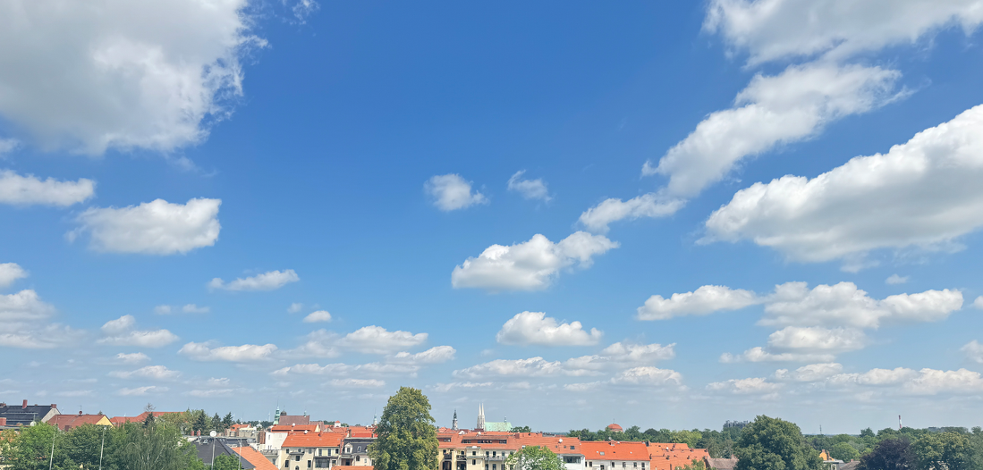 Blick über Görlitz vom Dach der Kanzlei von Lehleiter + Partner auf der Emmerichstraße 51 mit der Peterskirche und blauem Himmel und weißen Wolken.